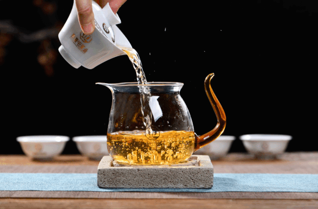 果韻花香，一盞清茗酌知音